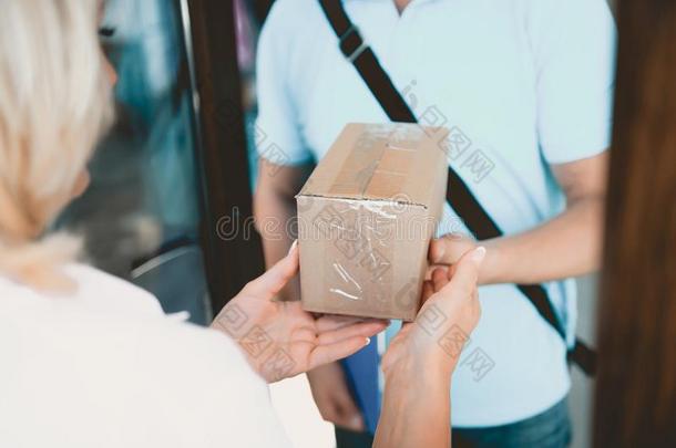 关在上面.旅游团的服务员在交货的小的包袱向女人.