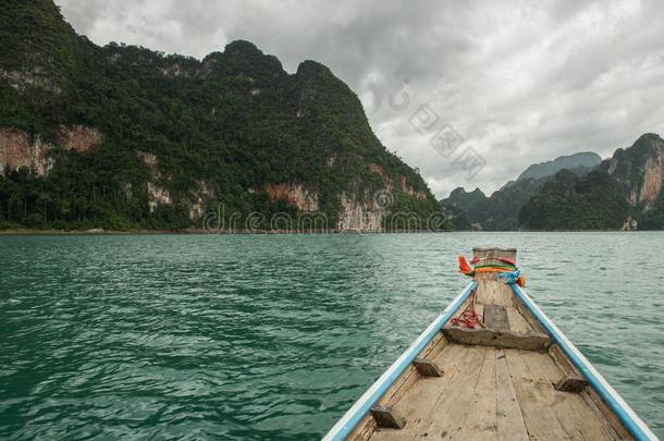 旅行的在旁边小船向指已提到的人乔锐气,拉查普拉帕水坝,苏拉萨尼,