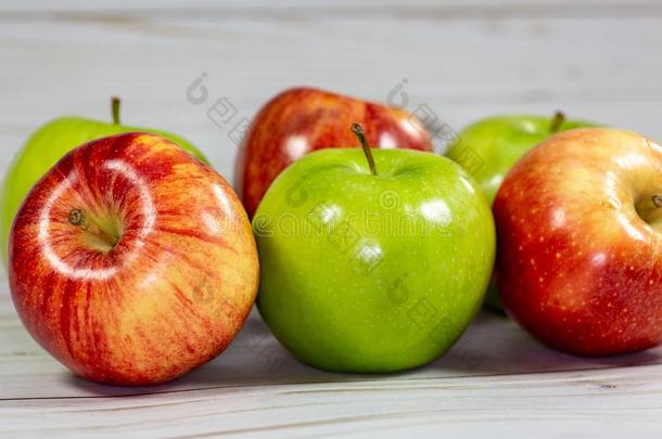 红色的和绿色的苹果等候向是吃向指已提到的人厨房表