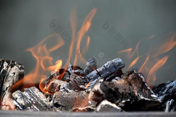 木材燃烧的和桔子<strong>火</strong>焰