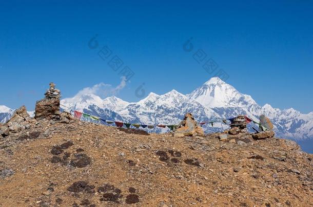 佛教的祈祷旗向石冢采用喜马拉雅山脉和.