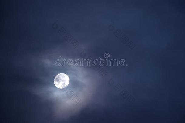 美丽的满的月亮采用一天满的关于云