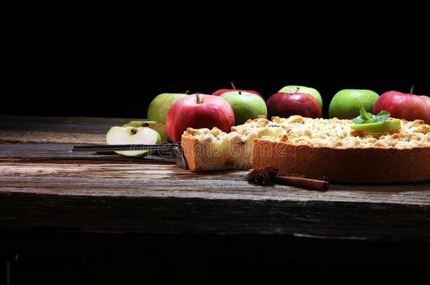 苹果馅饼或自家制的蛋糕和苹果.很精致餐后甜食苹果英语字母表的第20个字母
