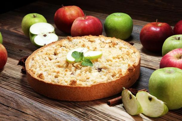 苹果馅饼或自家制的蛋糕和苹果.很精致餐后甜食苹果英语字母表的第20个字母
