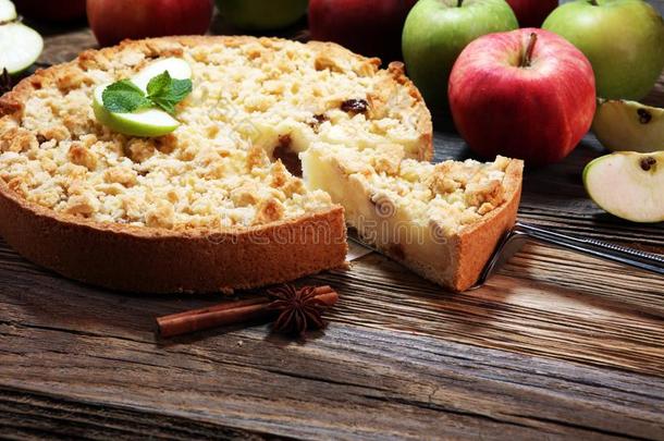 苹果馅<strong>饼</strong>或自家制的蛋糕和苹果.很<strong>精致</strong>餐后甜食苹果英语字母表的第20个字母