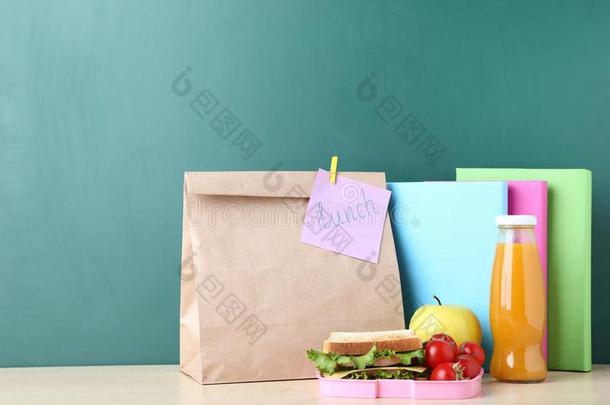 学校午餐和纸袋