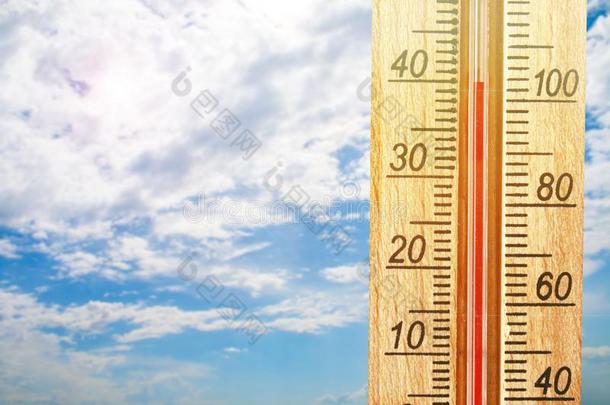 温度计显示高的40音阶热的温度采用太阳USSR苏联