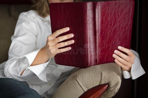 早晨奉献向指已提到的人长沙发椅和一圣经