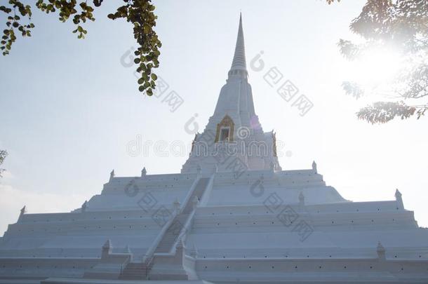 泰国或高棉的佛教寺或僧院山山皮带白色的古代的塔和蓝色天.