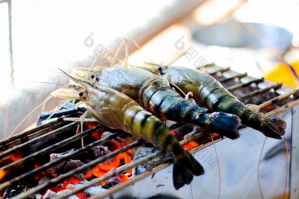 河虾或河对虾烤的烤架海产食品向木炭