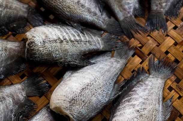丝足鱼干的干燥的鱼为烹饪术.小的动物干燥的和太阳闲逛