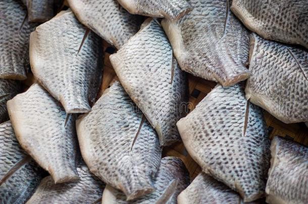 丝足鱼干的干燥的鱼为烹饪术.小的动物干燥的和太阳闲逛