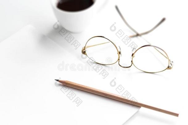 早晨<strong>阳光下</strong>向指已提到的人书桌和眼镜,铅笔,音符