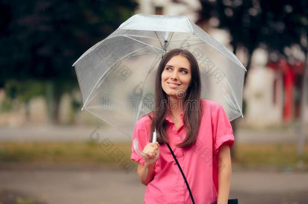 女人佃户租种的土地透明的雨伞采用指已提到的人Ra采用