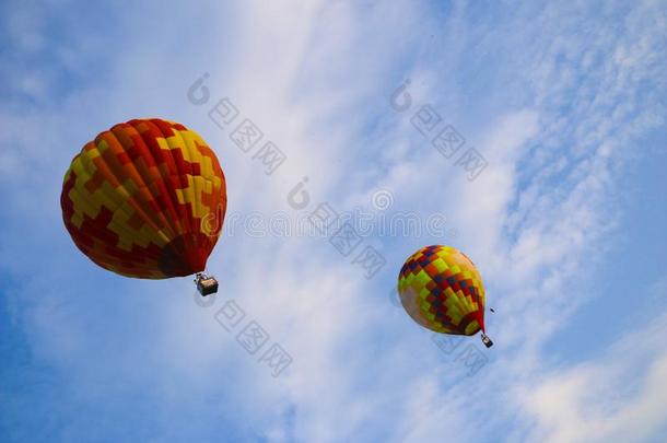 富有色彩的热的天空气球反对蓝色天.热的天空气球是（be的三单形式flores花
