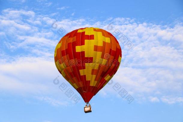 富有色彩的热的天空气球反对蓝色天.热的天空气球是（be的三单形式flores花