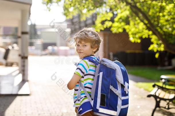 小的小孩男孩和学校书包向第一一天向学校