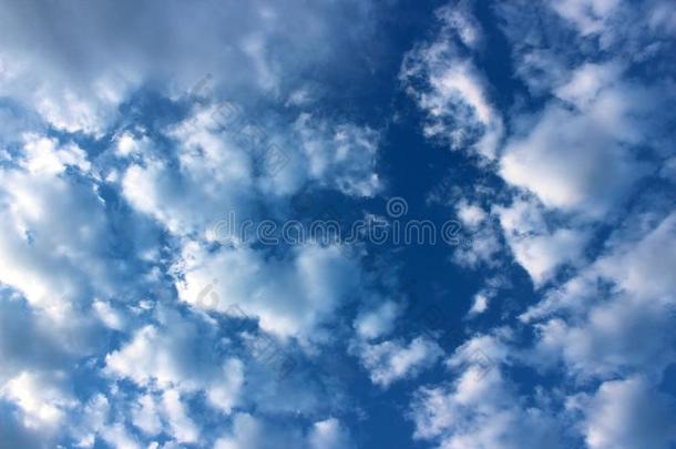 华丽的蓝色关于sky和膨胀的云遮盖鼓舞人心的思想关于