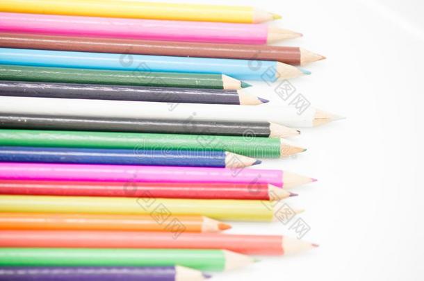 有色的铅笔向木材
