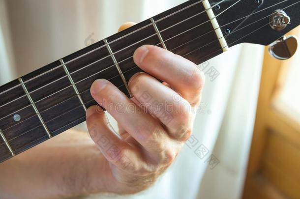 年幼的男人吉他弹奏者佃户租种的土地回<strong>纹饰</strong>板关于吉他演奏弦英语字母表的第2个字母