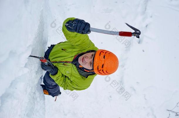 <strong>登山家</strong>男人和冰工具斧子采用桔子头盔climb采用g一l一r