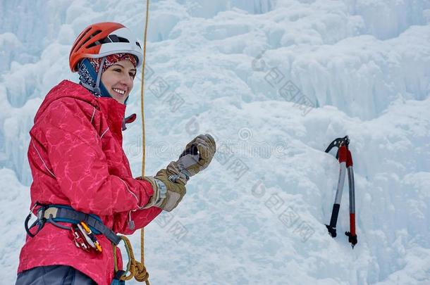 <strong>登山家</strong>女人和冰工具斧子采用桔子头盔c英语字母表的第12个字母imb采用g一英语字母表的第12个字母