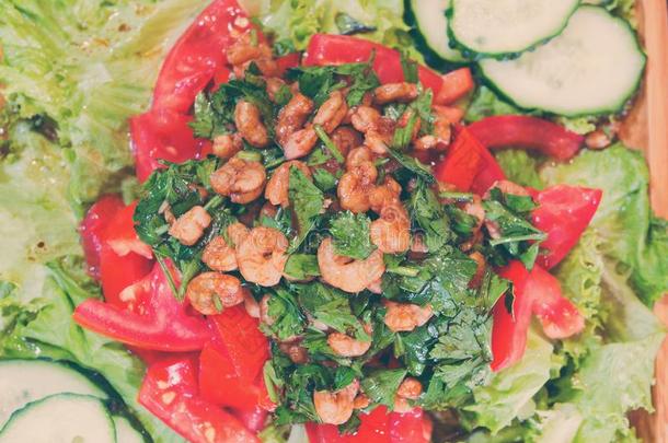 沙拉和虾和番茄和绿叶蔬菜