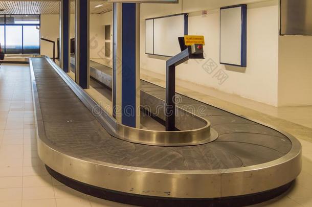 行李使转移行李架和空的行李在里米尼机场采用interfacetestapter界面测试适配器