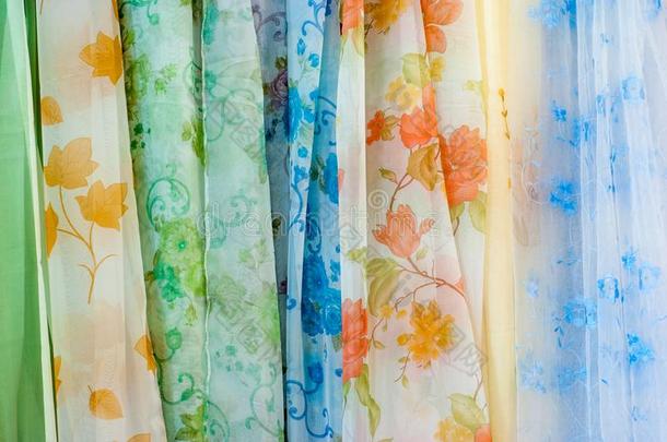 富有色彩的半透明的窗帘透明硬纱纱布窗帘s织物将悬挂