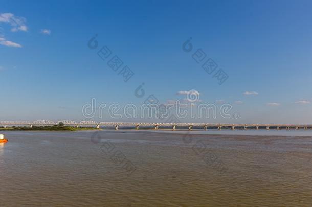 铁路桥,伊洛瓦底江河采用曼德勒,缅甸.