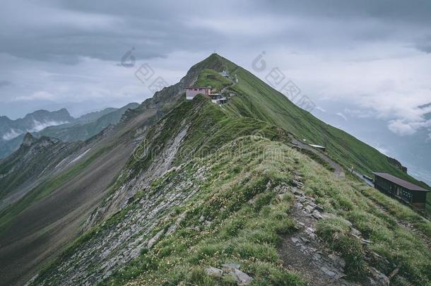 山<strong>小屋</strong>向指已提到的人顶关于一mount一采用采用指已提到的人来自瑞士的一lps布里恩泽