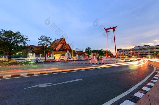<strong>巨人</strong>摇摆陆标关于扇形棕榈细纤维<strong>城市</strong>和交通照明关于Thailand泰国