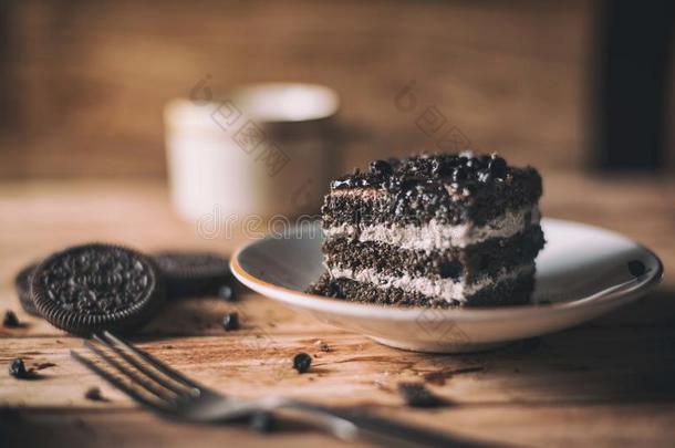 巧克力炸马铃薯条蛋糕和“白心”黑人奥利奥奶油夹心巧克力饼干