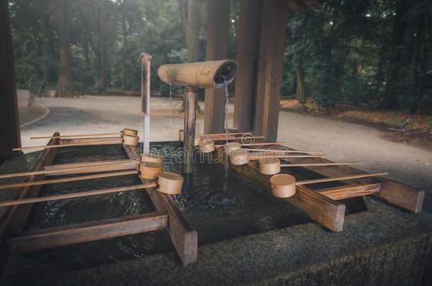木制的浸渍者关于神圣的禅水在指已提到的人入口关于一圣地采用英语字母表的第10个字母