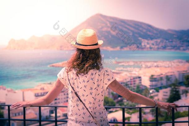 旅行者女人和稻草遮阳帽有样子的向指已提到的人地中海的海