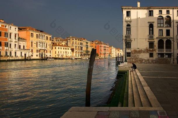 旅行通过指已提到的人宏大的运河.指已提到的人大街关于威尼斯.意大利.