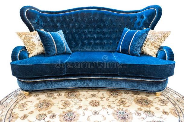蓝色丝绒沙发和枕头.软的奢侈古典的长沙发椅和