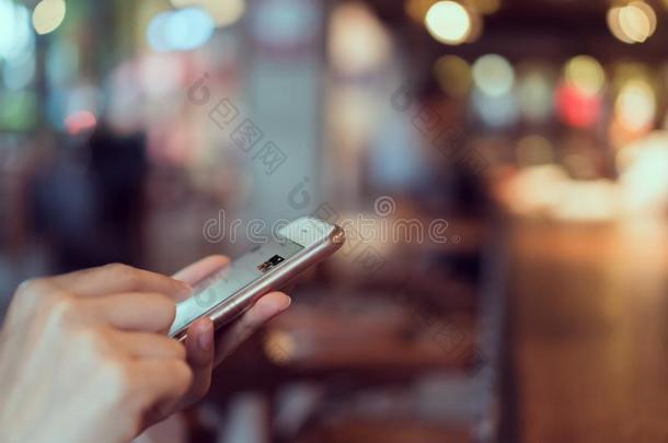 女人使用智能手机向咖啡馆,在的时候空闲时间时间.指已提到的人c向cept