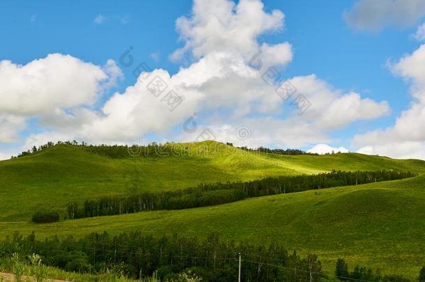 指已提到的人美丽的云景和绿色的小山