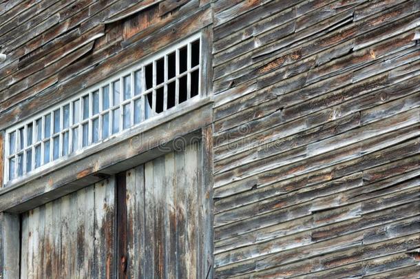 老的灰色铁路的侧线关于老的木制的谷仓剥皮深刻的气窗窗
