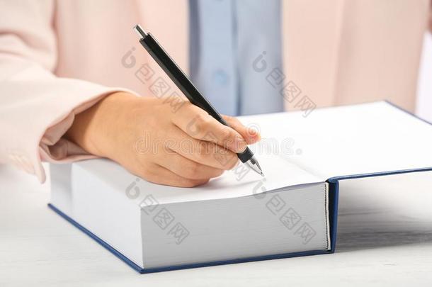 作家签署亲笔签名采用书在表
