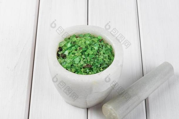 休闲健身中心.绿色的药草的螺旋藻盐采用白色的大理石迫击炮.