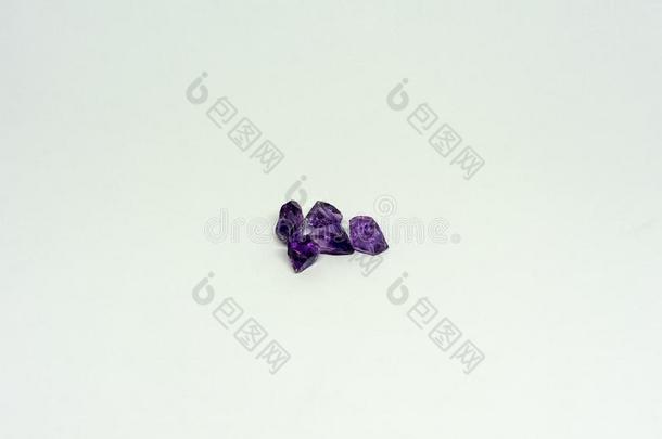 <strong>紫</strong>蓝色宝石桩隔离的向白色的背景