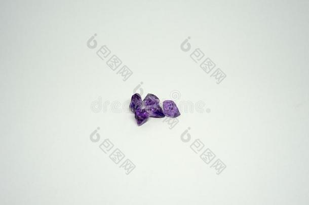 <strong>紫</strong>蓝色宝石桩隔离的向白色的背景