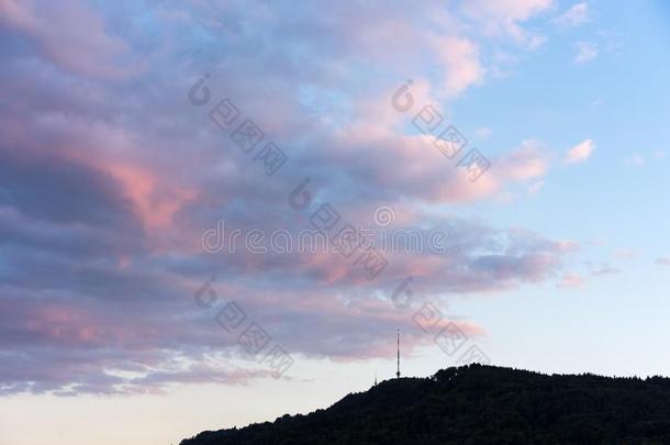 小山和television电视机塔和有暴风雨的云采用红色的和紫罗兰,尤特利伯