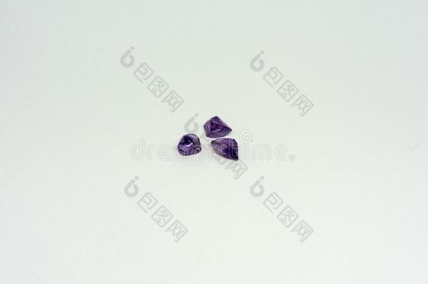 num.三紫蓝色宝石隔离的向白色的背景