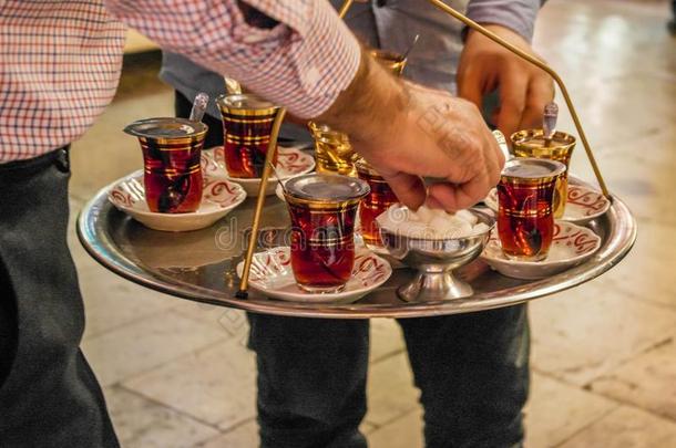 传统的小的杯子关于土耳其的黑的茶水.