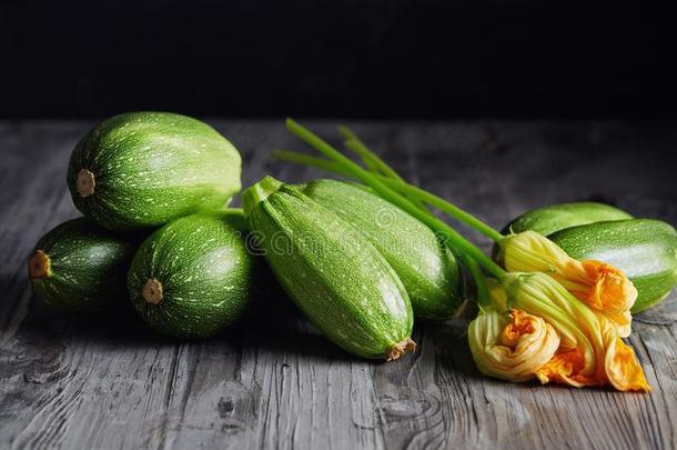 新鲜的夏季产南瓜之一种和夏季产南瓜之一种花