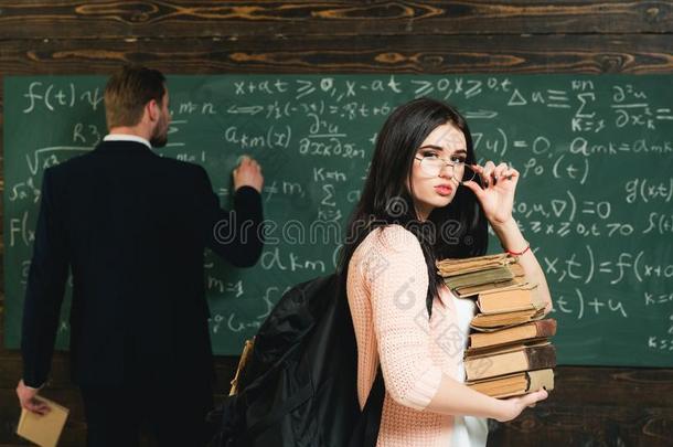 确信的采用了解.女人学生看采用眼镜和书
