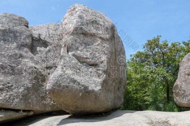 一石头在上雕刻在不是吗？山采用纳哈伊县